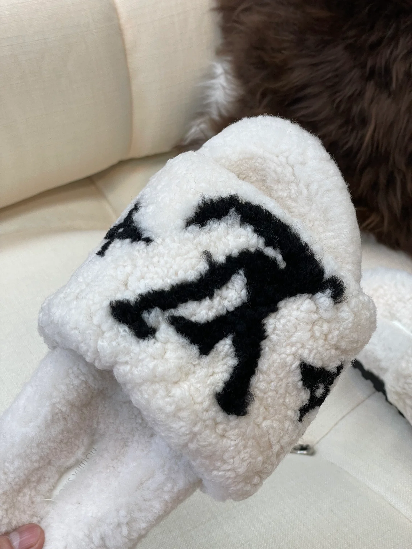 LV - Новые шерстяные тапочки из коллекции осень/зима 2022