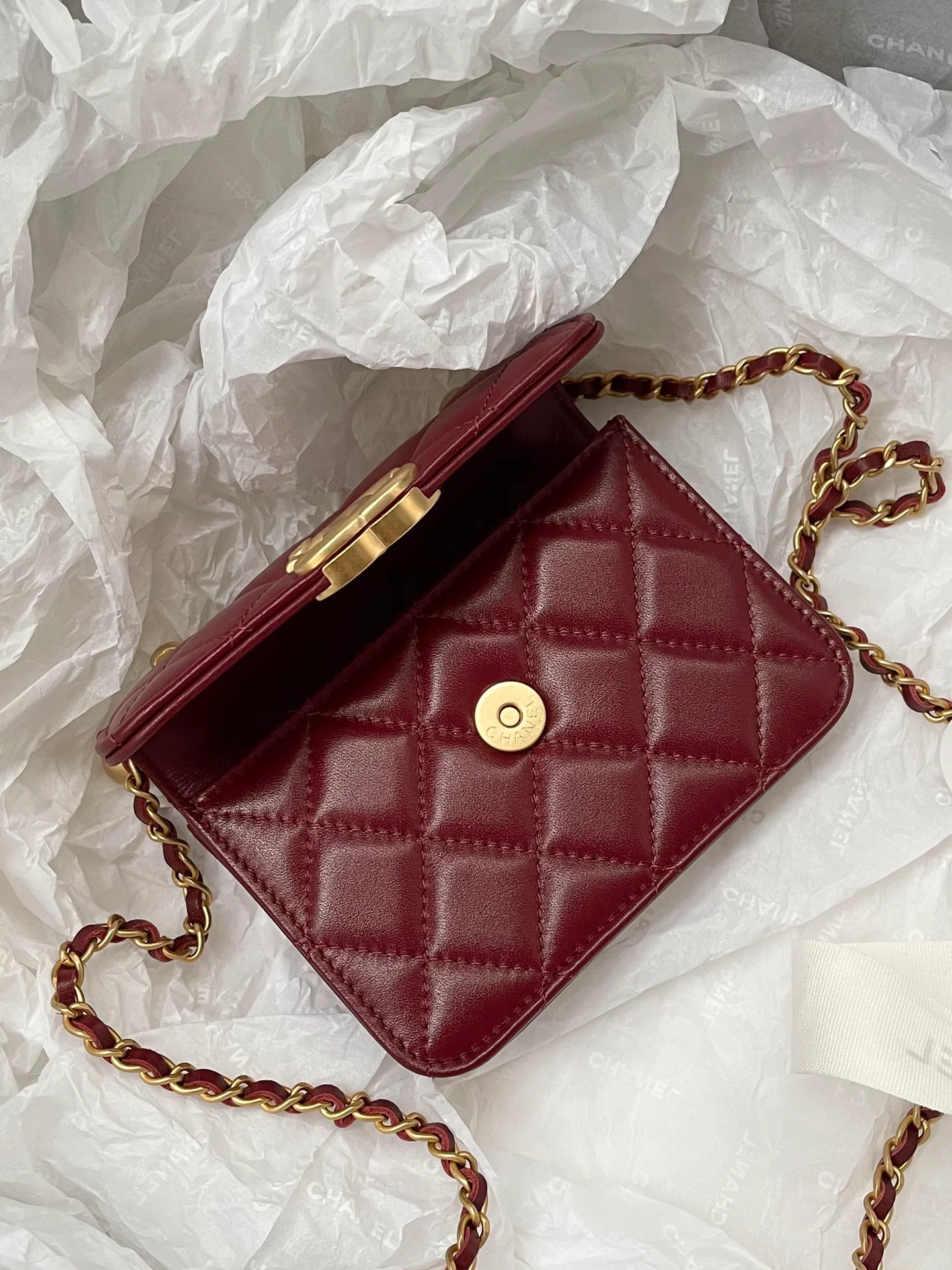 Держатель для карт Chanel с двойной золотой цепочкой и шариками, отделанный бордовой кожей.