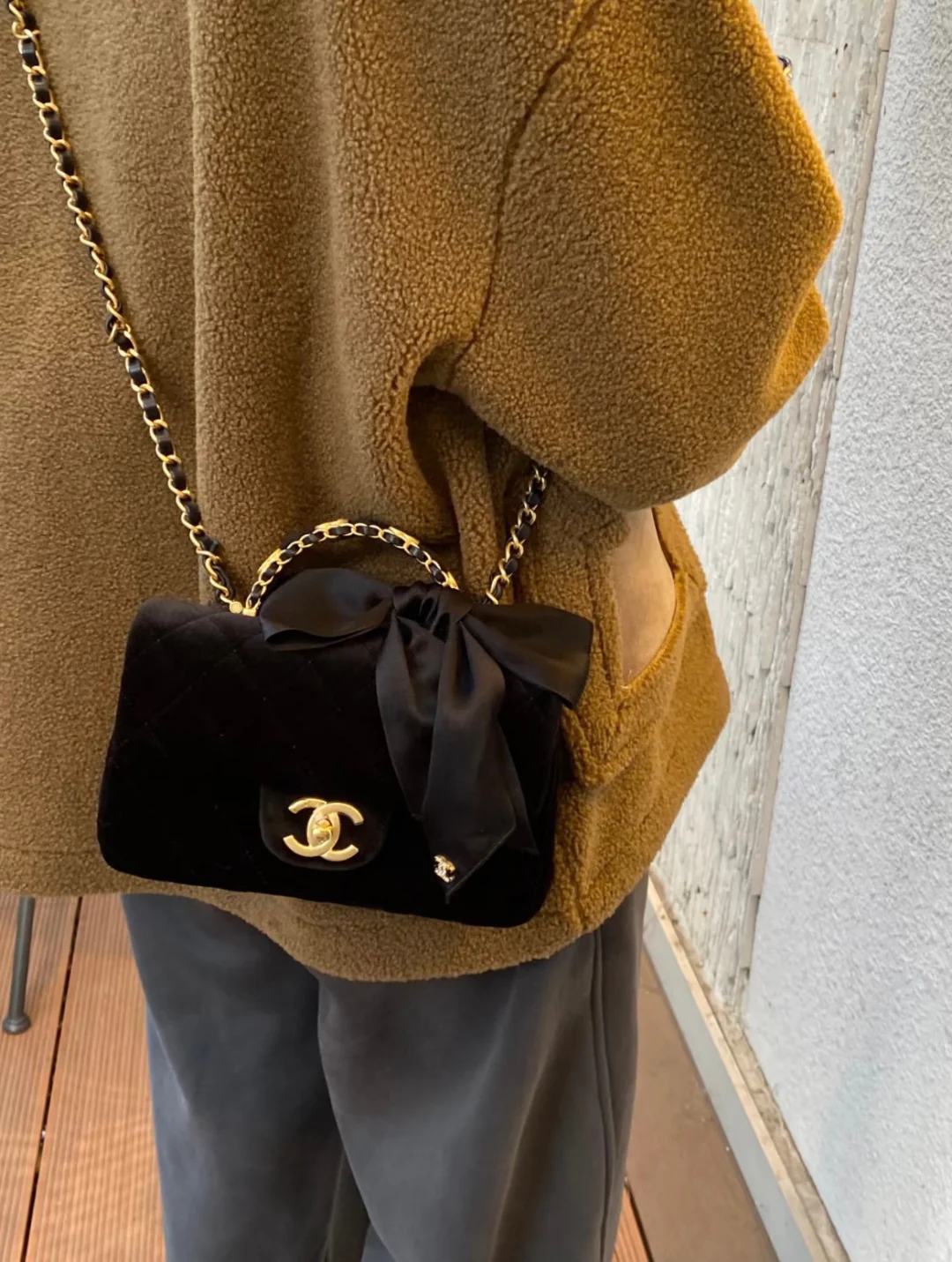 Мини-юбка Chanel 25k с бантом и ручкой из бархата, черная.