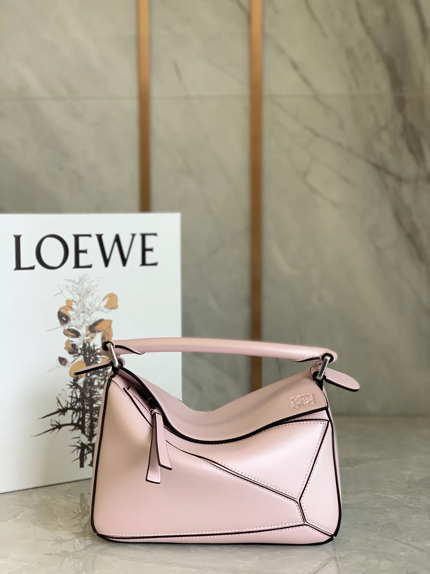 Новая сумка Loewe Puzzle Bag из телячьей кожи, выпущенная в 2020 году.