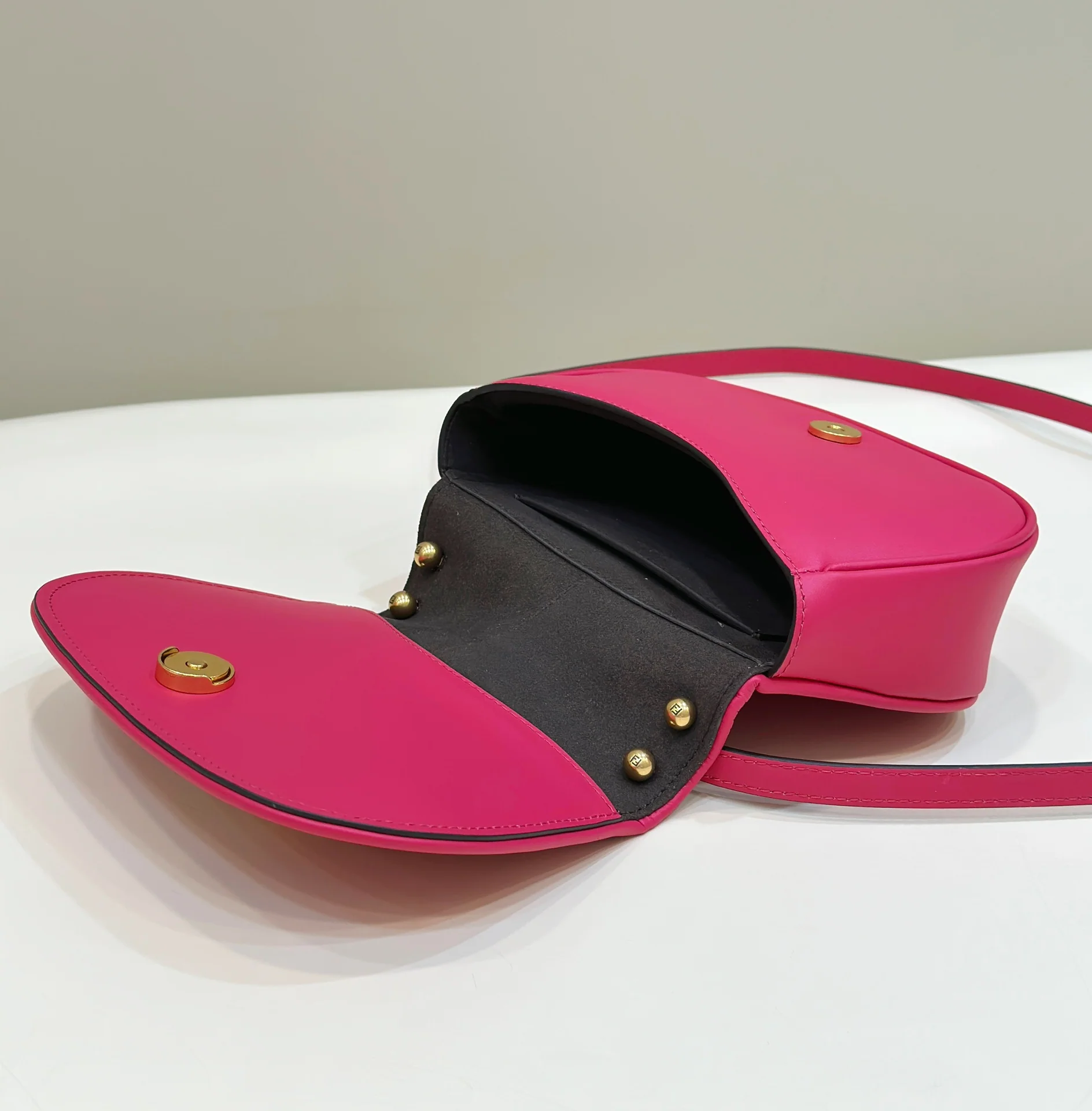 Сумка-седло Fendi в стиле ретро с клапаном — персиково-розовая.