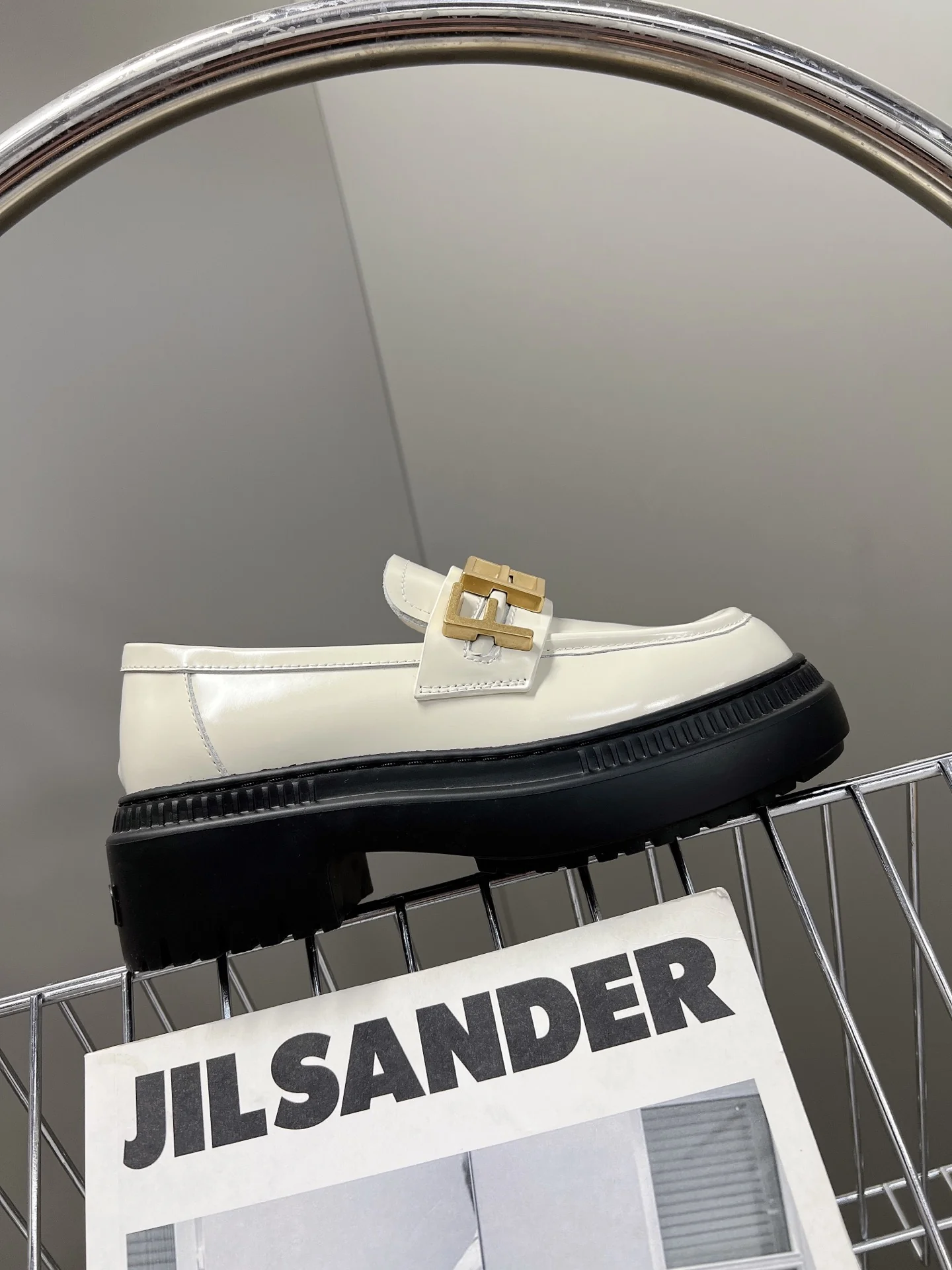 Новинка весны 2022 года от Fendi - туфли Letter Afro - белые.