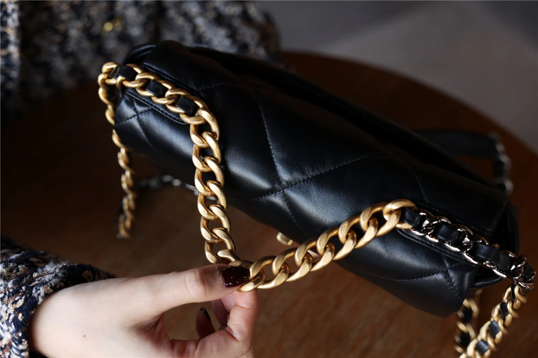 Сумка Chanel 19 — черная с золотой фурнитурой — маленькая