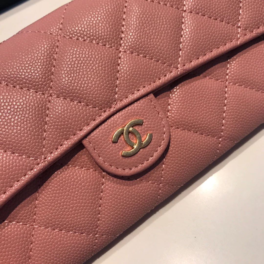Кошелек-книжка Chanel CF Flip Wallet — розовый, из кожи личи, с золотой пряжкой.