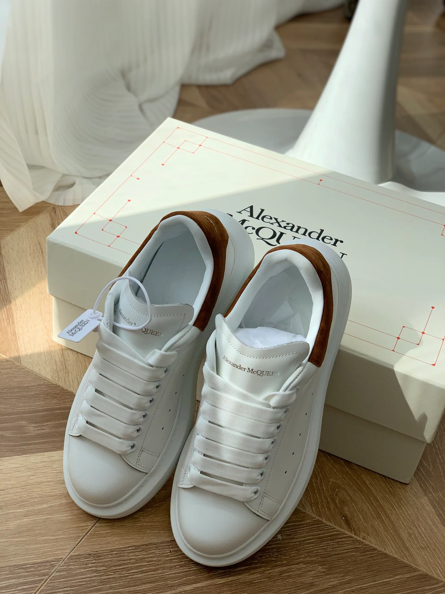 McQueen - Улучшенные классические белые кроссовки - Коричневые