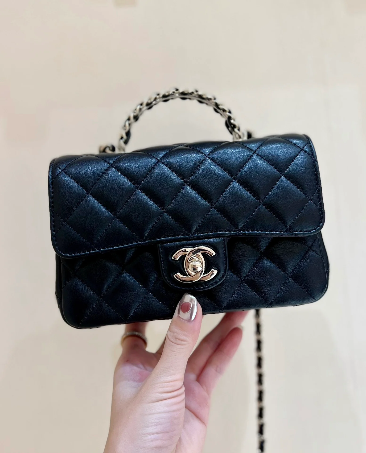 Ручка сумки Chanel 23a CF со стразами - черная