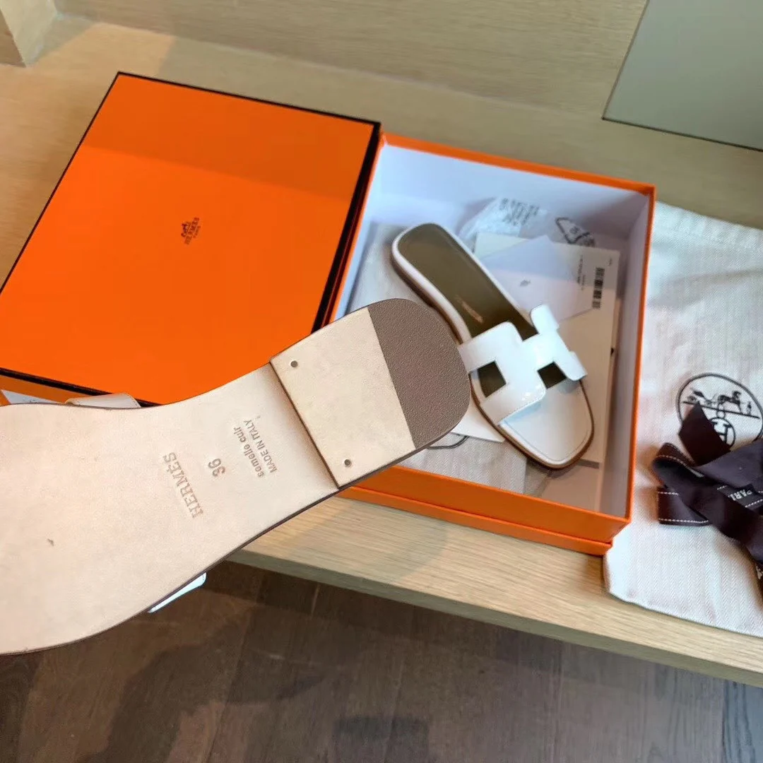 Классические домашние тапочки Hermes с буквой H — лакированная кожа, белые.