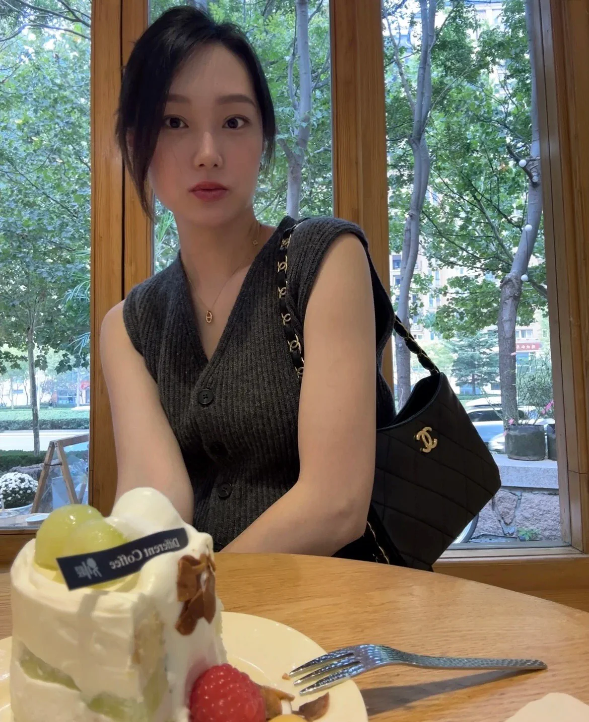 Сумка-хобо Chanel с массивной цепочкой в ??стиле хиппи — черная.