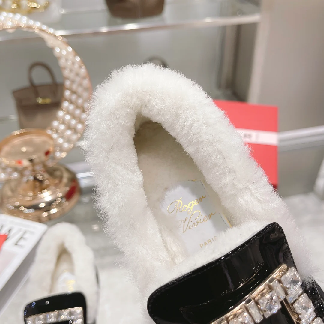 Новые флисовые лоферы RV осенне-зимней коллекции: толстая подошва, украшенные стразами.