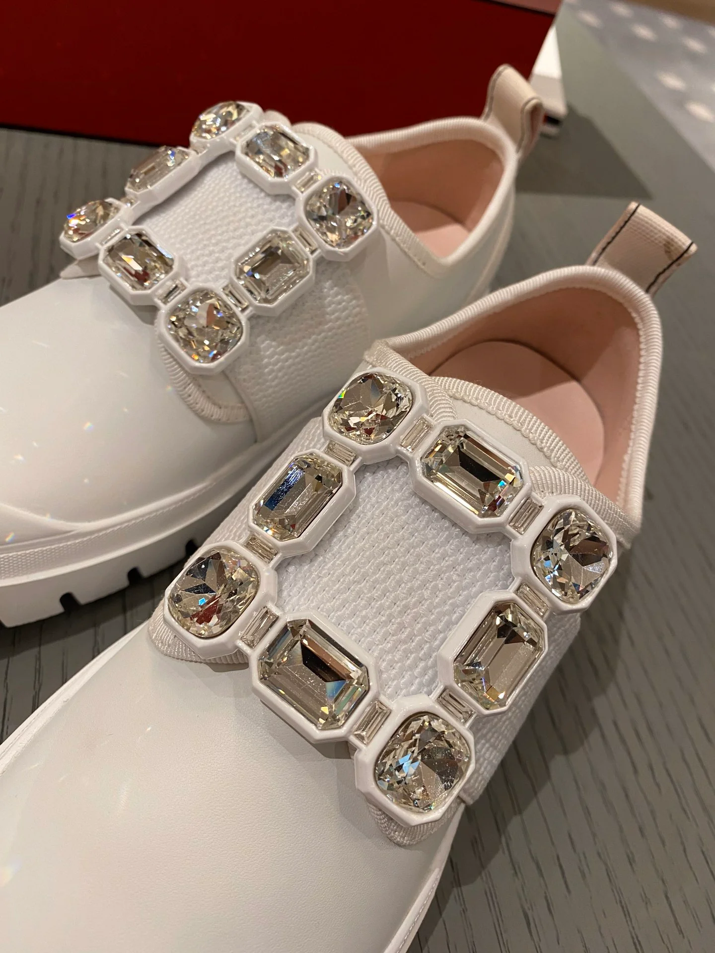 Кожаные кроссовки с пряжками - белые