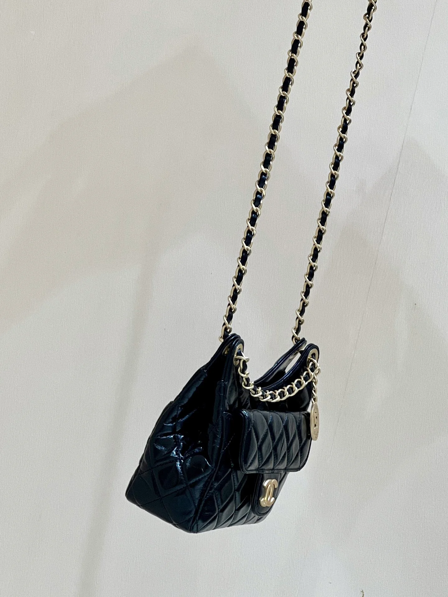 Сумка-хобо Chanel 23c из коллекции ?Ранняя весна? — черная кожа, обработанная маслом.