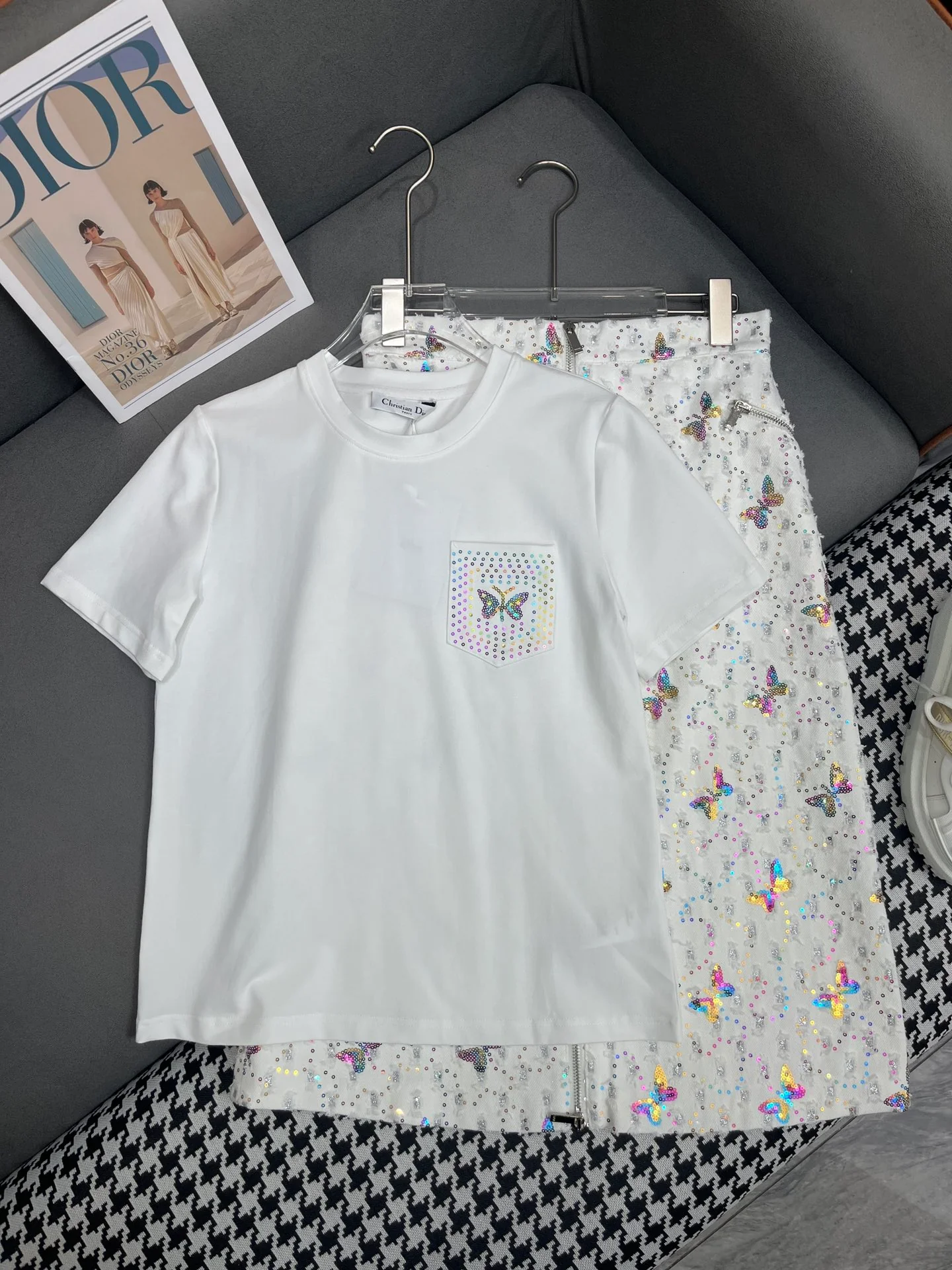 Новая коллекция Dior 2403-24ss Весна/Лето: футболка и юбка - белые