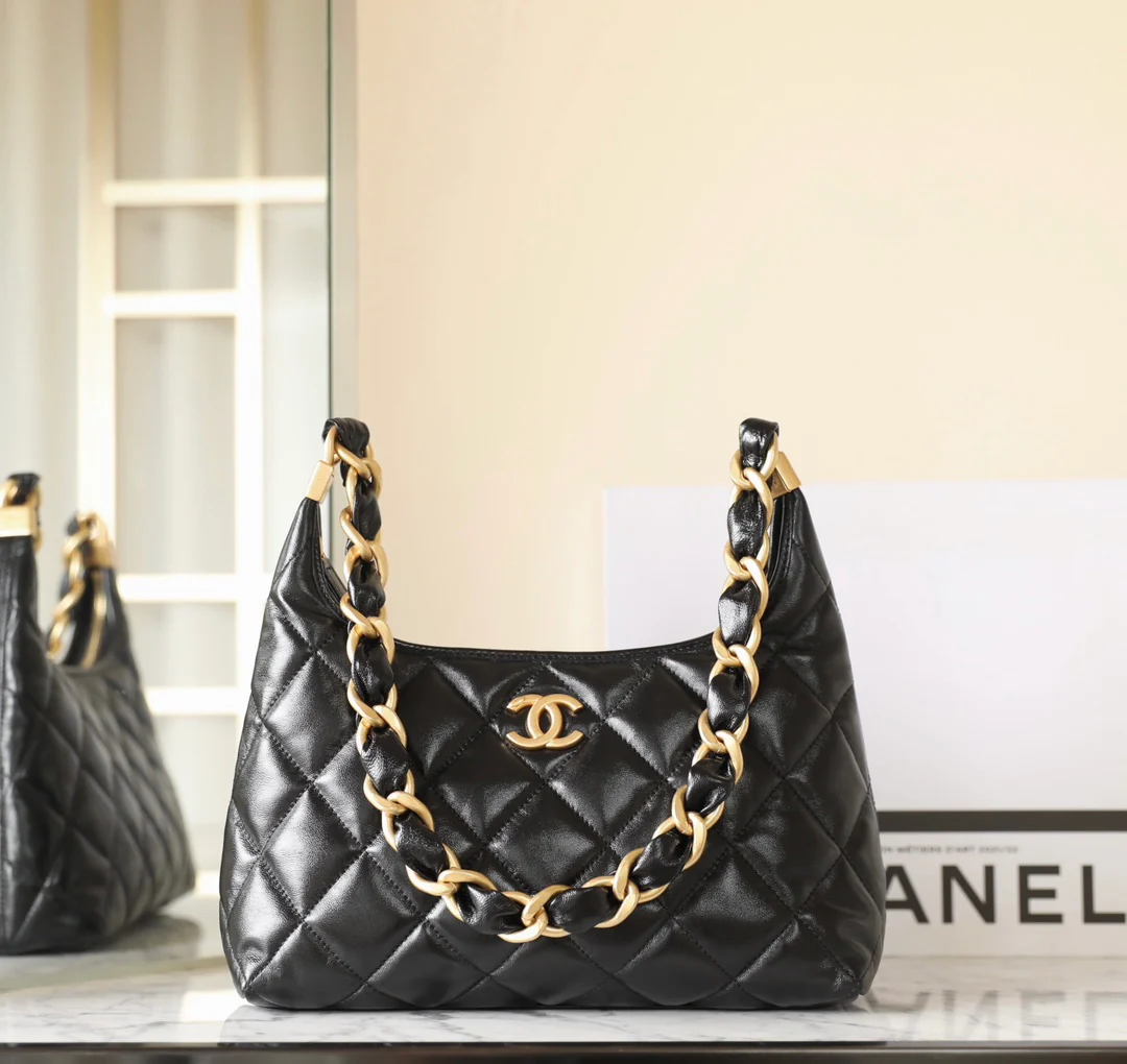 Chanel - Средняя сумка-хобо через плечо - Черная с золотой фурнитурой