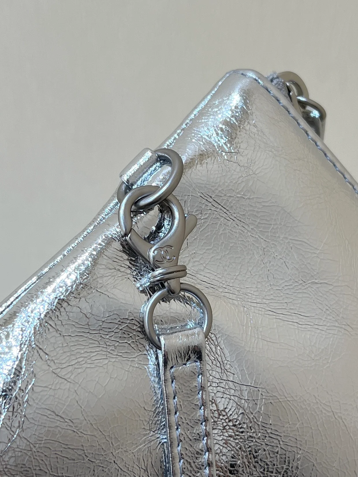 Мусорный мешок Chanel 25c из металлизированной кожи - серебристый