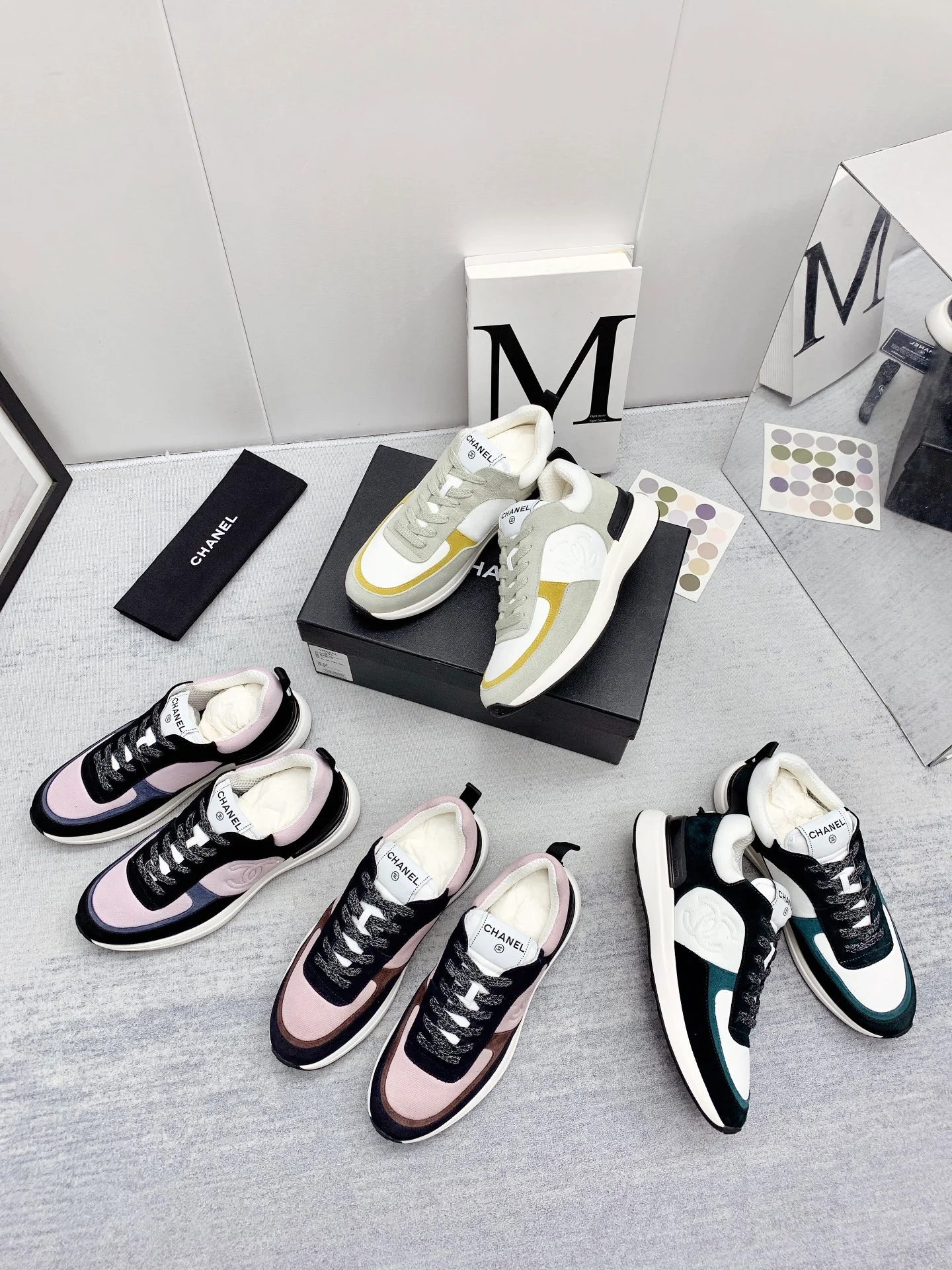 Chanel - Твидовые кроссовки в стиле пэчворк - Повседневные кроссовки - Серо-желтые