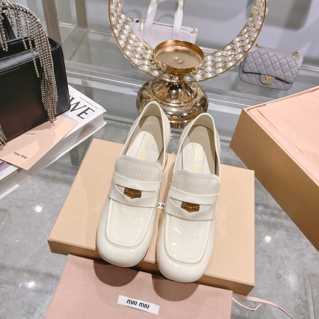 Miu Miu 2023 Новая расцветка - Золотистые лоферы на высоком каблуке из лакированной кожи - Белый