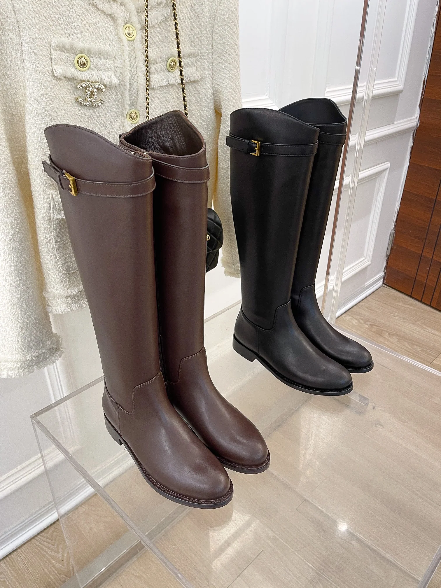 Новинка сезона осень/зима 2023 от Chanel - Классические сапоги для верховой езды - Высокие сапоги - Кофейно-коричневый цвет