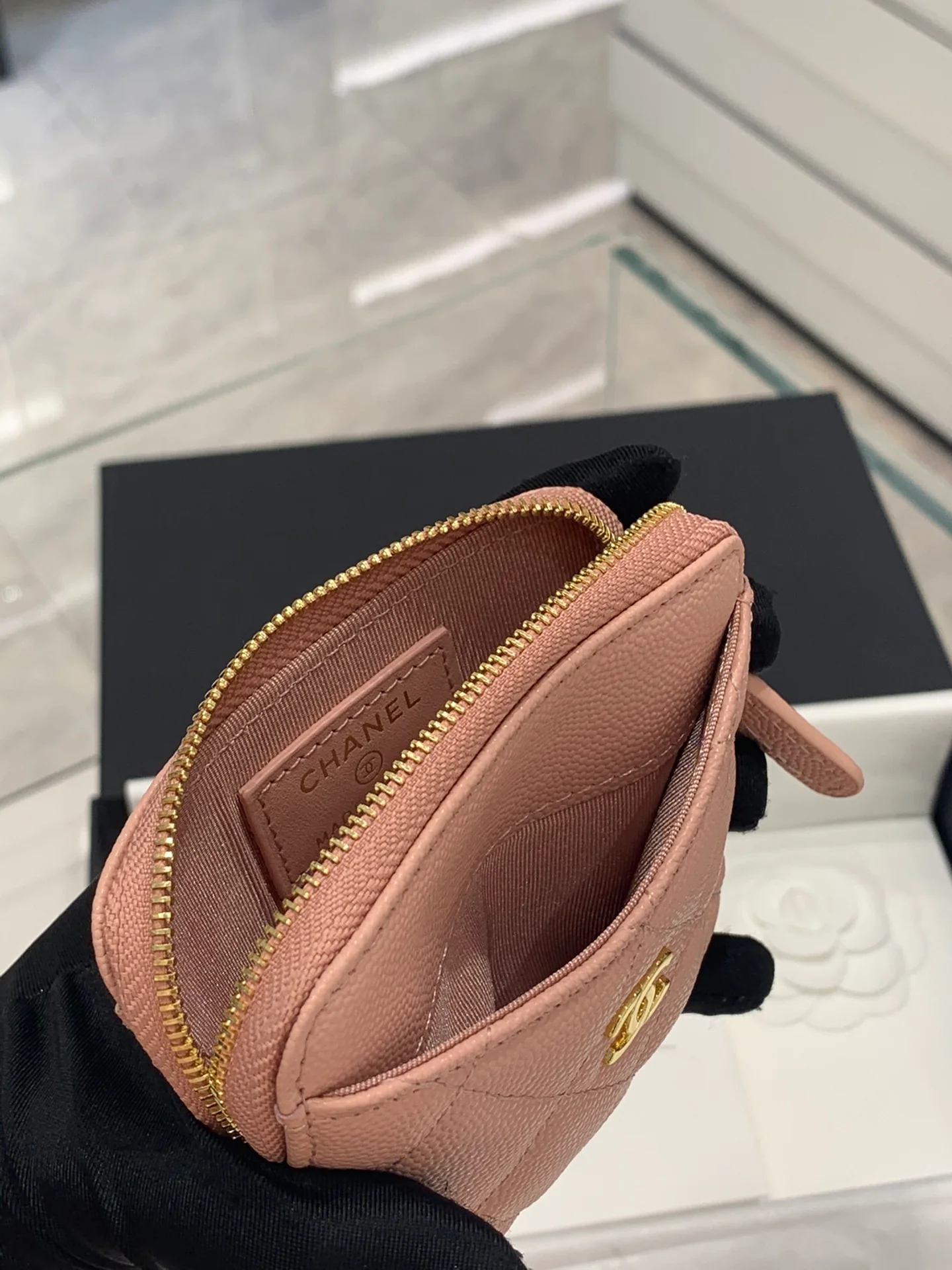 Кошелек-держатель для карт Chanel 22B на молнии - розовый