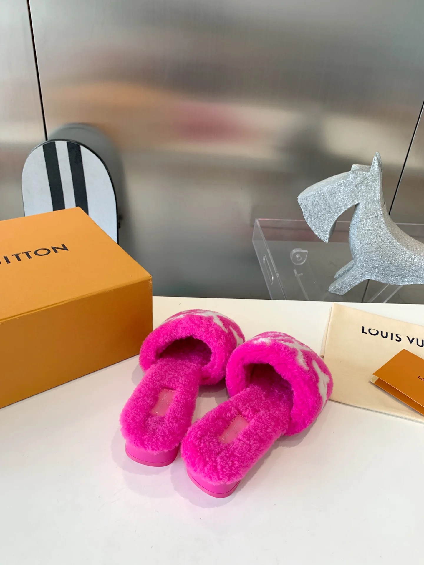 Новинка LV-2022 - Меховые тапочки - Розовые