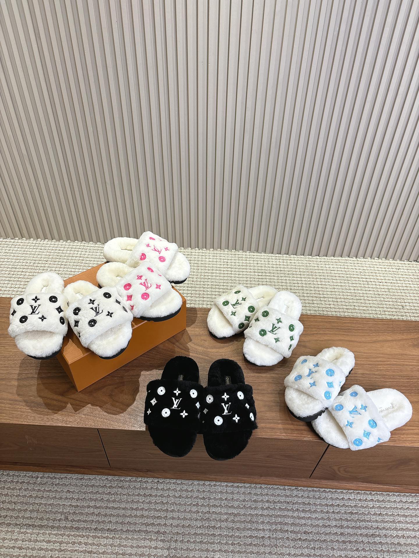 LV-2024 - Шерстяные тапочки - Изображение из коллекции