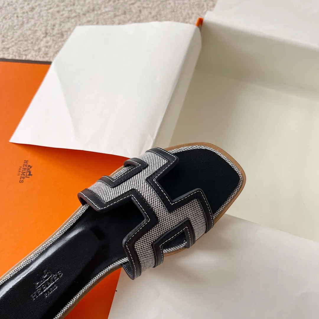 Новинка ранней весны от Hermes - Черные тапочки