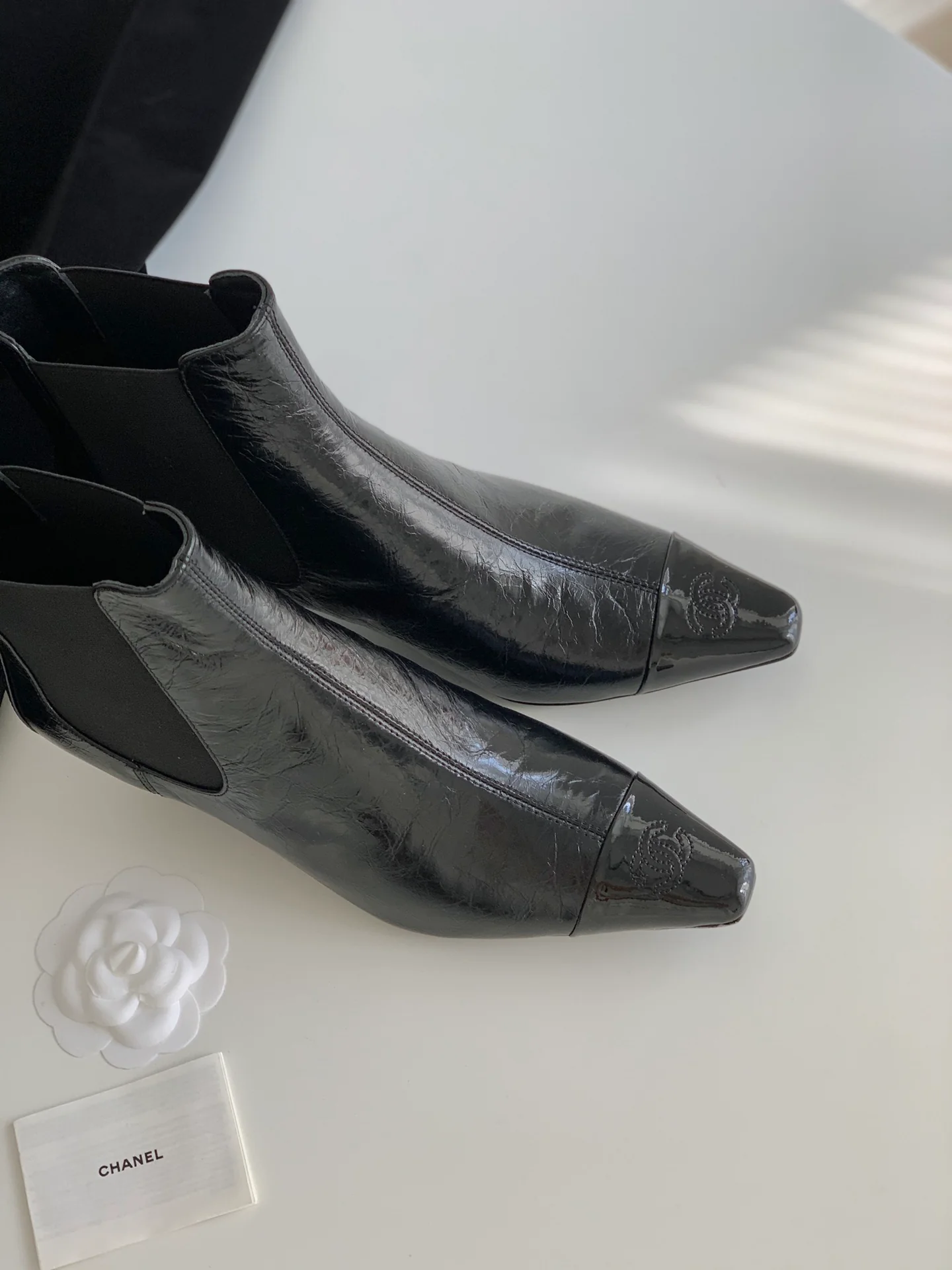 Новинка сезона осень/зима 2023 от Chanel - Ботильоны из овечьей кожи с квадратным носком и массивным каблуком - Матовый черный