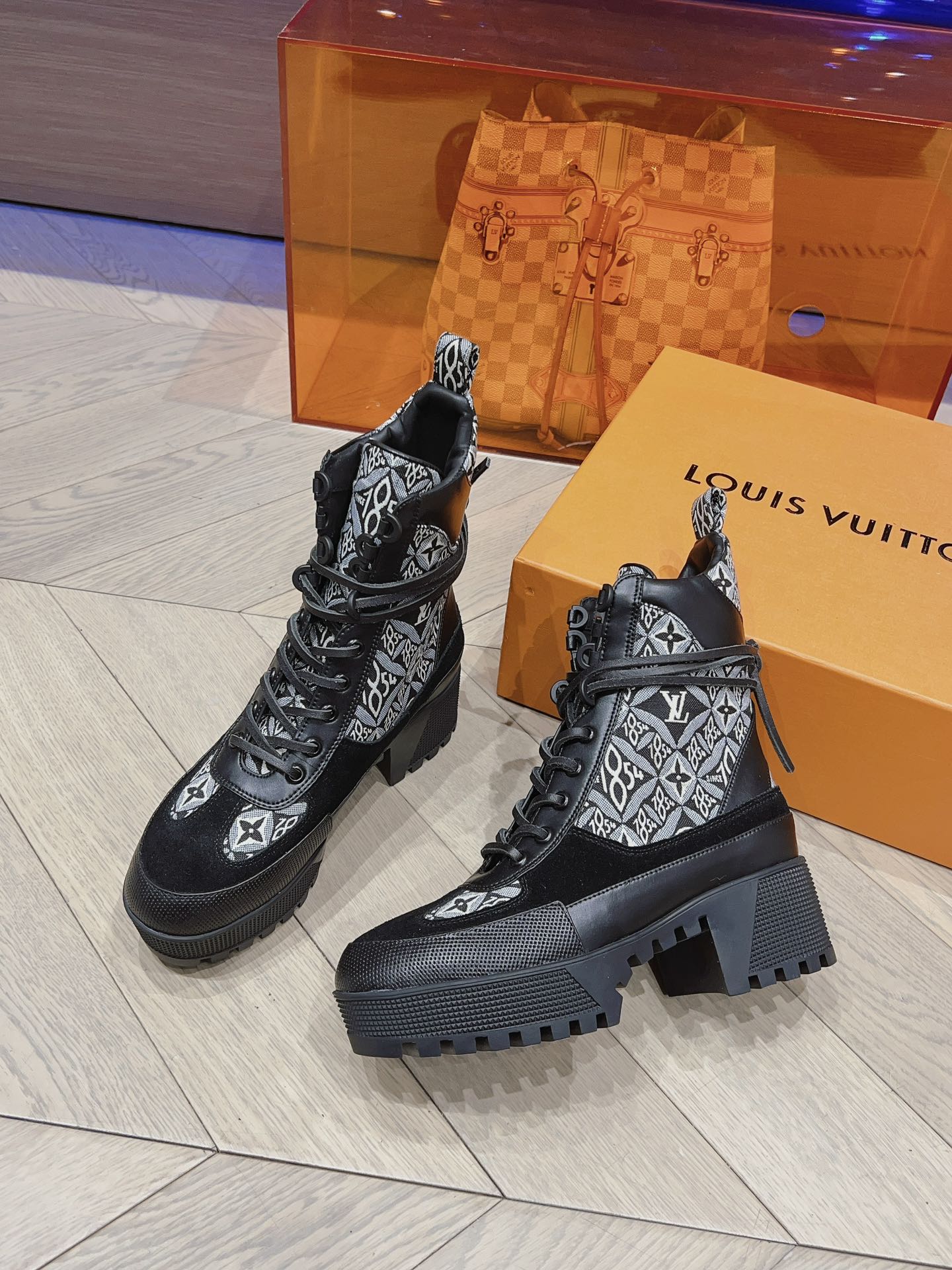 Новинка осенне-зимней коллекции LV 2023 — Ботинки Мартин на высоком каблуке — Черная серия — Модель 1