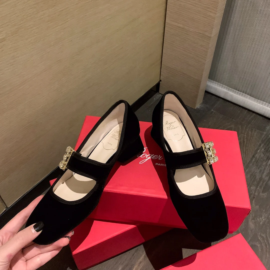 Бархатные балетки с пряжкой и стразами - черные