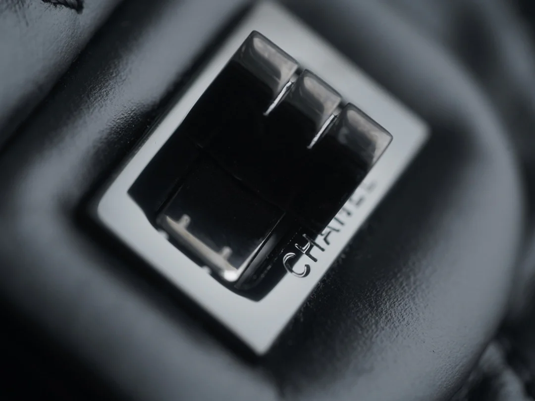 Chanel 2-55 - Черная застежка с V-образным узором - Кожа теленка, длина 28 см