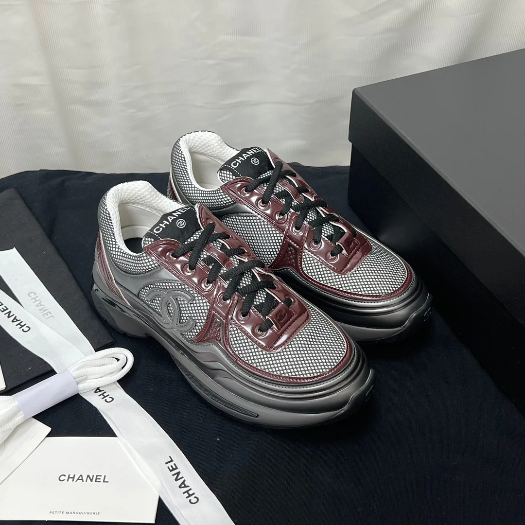 Круизная коллекция Chanel 2023 — Подиумная коллекция — Кроссовки — Черно-красные