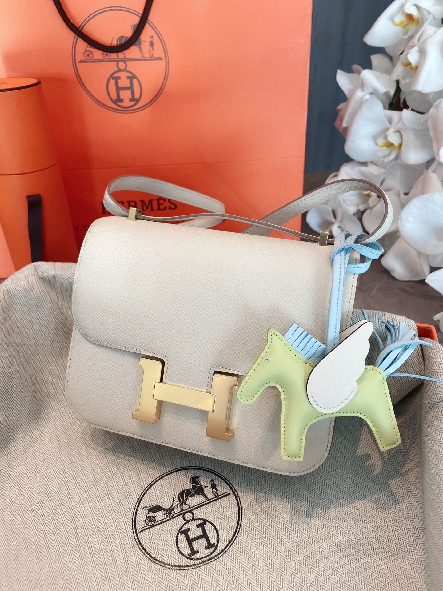 пряжка Hermes-constance-18-epsom-milkshake из белого золота
