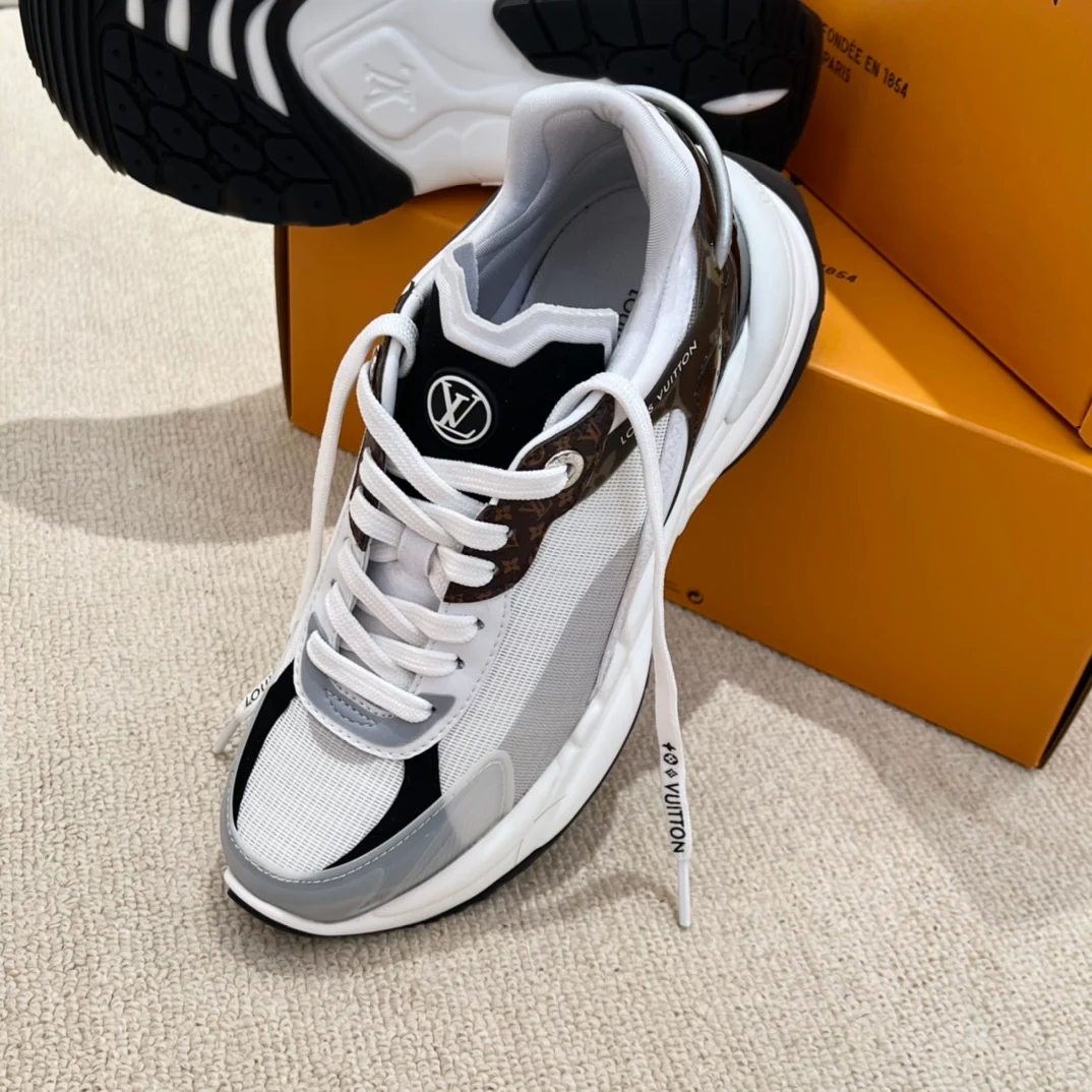 Новинка LV 2023 года - Серия Run 55 - Кроссовки на платформе Monogram - Серые