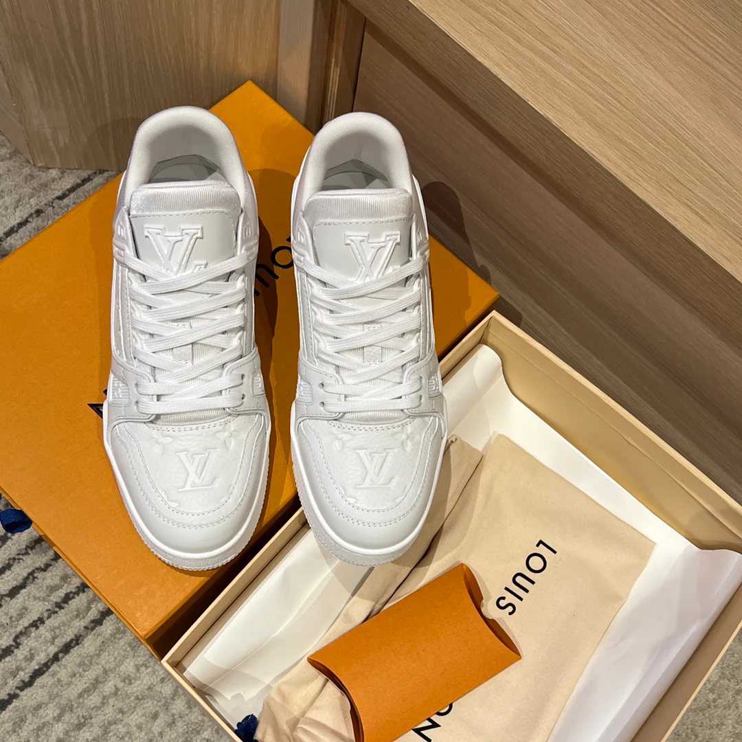 Повседневные кроссовки LV Trainer - белые с тиснением
