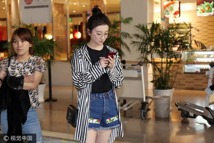 Черная сумка-кроссбоди YSL Kate с цепочкой и серебряной пряжкой