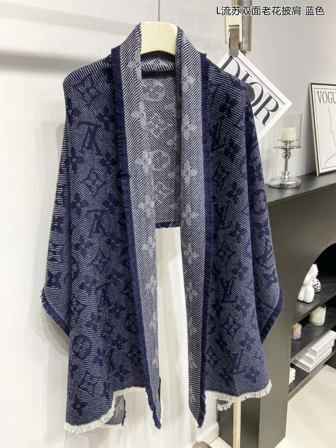 Классический шарф LV-2024 с принтом, серый.