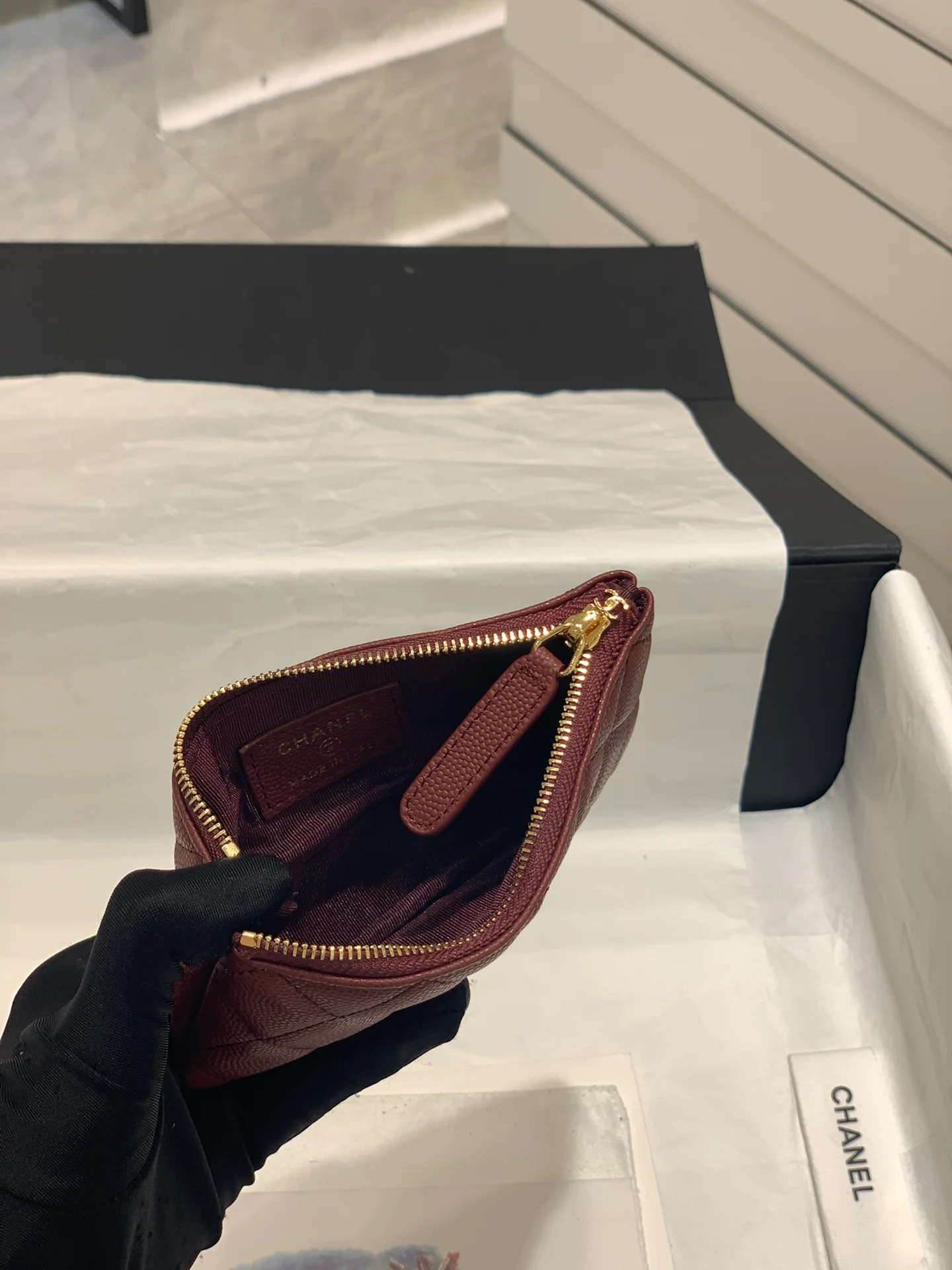 Классический кожаный кошелек на молнии Chanel из серии 19 — бордовый.