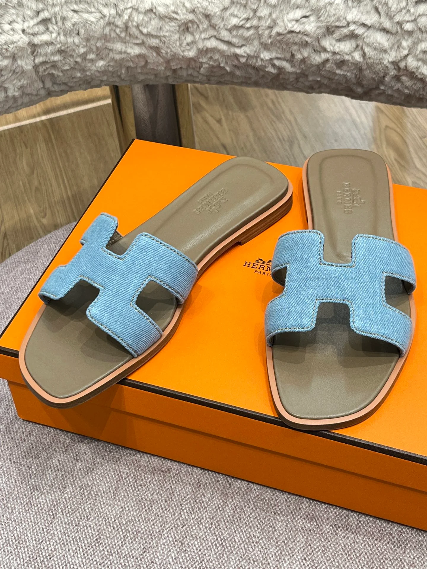 Новинка сезона весна/лето 2022 от Hermes - плоские тапочки H - 2 шт.