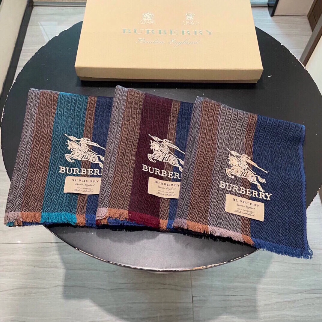 Burberry - Кашемировый шарф с вышивкой в ??виде лошади