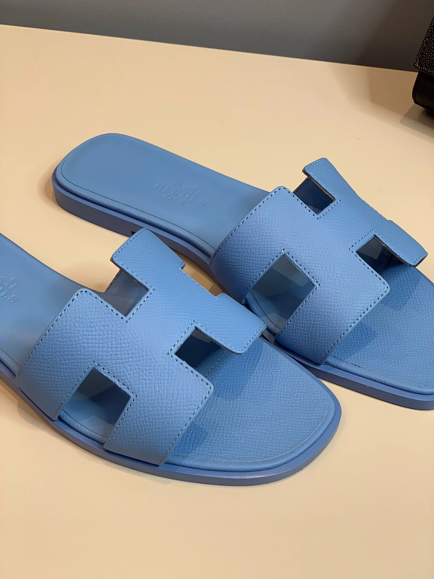 Новинка 2022 года от Hermes - Тапочки с отпечатком руки - Синие - 1