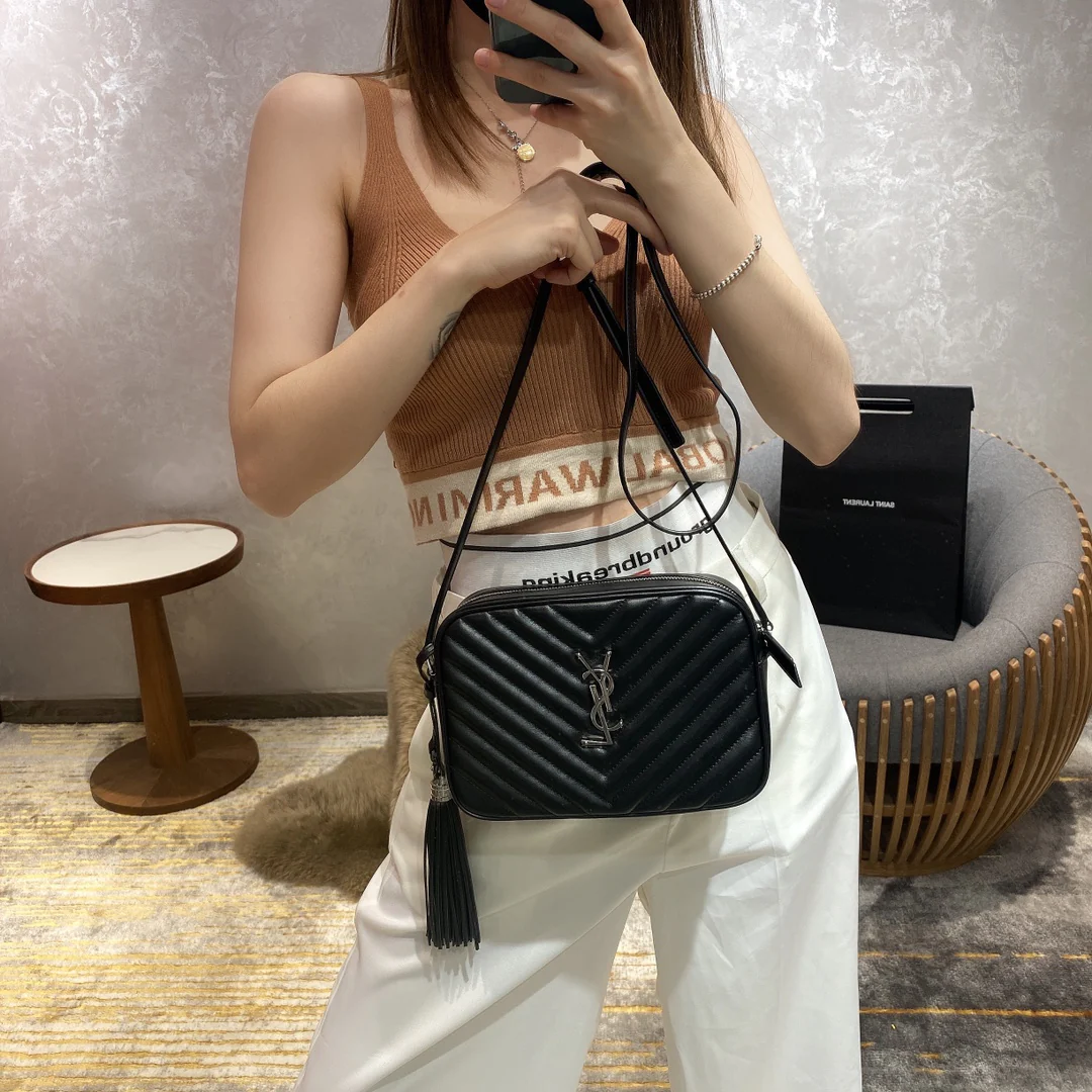 Фотосумка YSL Lou Bag — черная с серебристой фурнитурой.