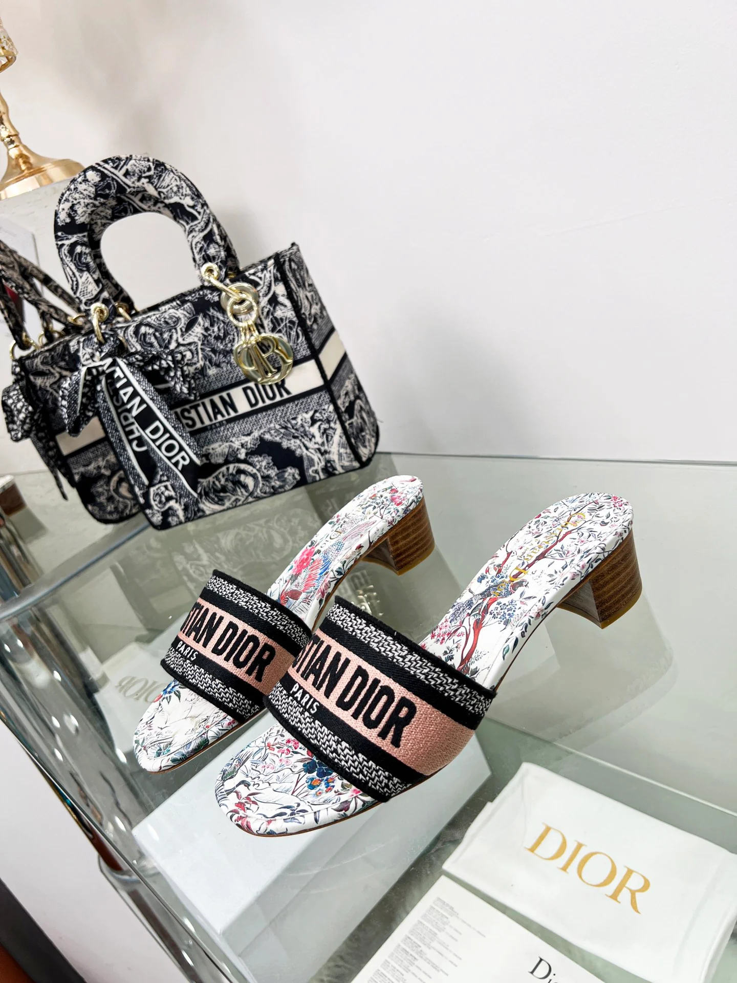 Новинка сезона весна/лето 2022 от Dior - Туфли на каблуке с вышитыми буквами - 1