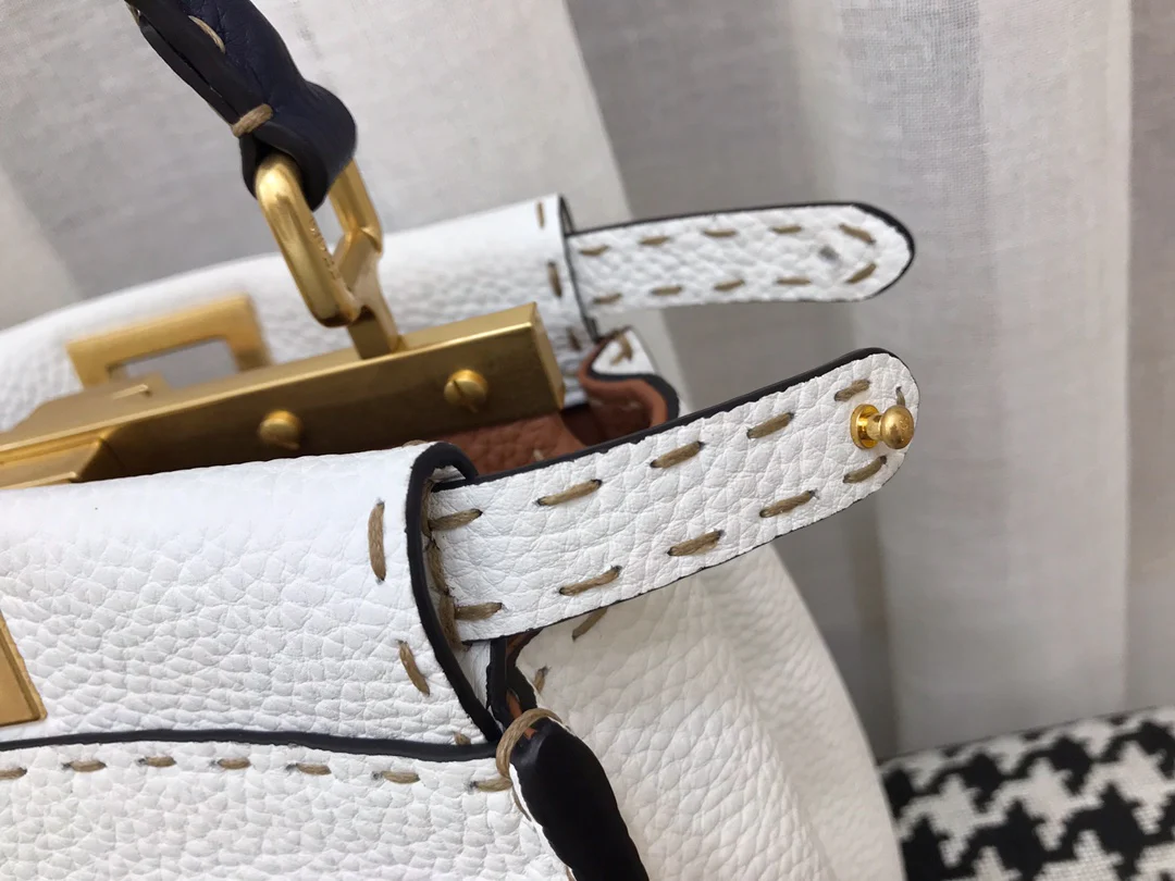 Миниатюрная белая кожаная сумка Fendi Peekaboo - 1 шт.