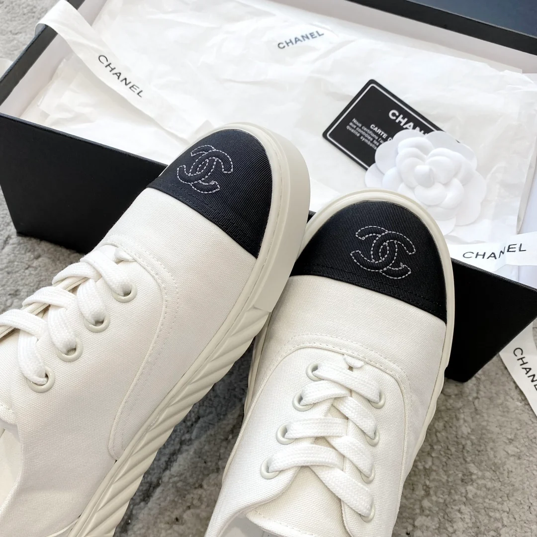 Новинка сезона весна/лето 2023 от Chanel - Колледжские парусиновые туфли - Белые - 1