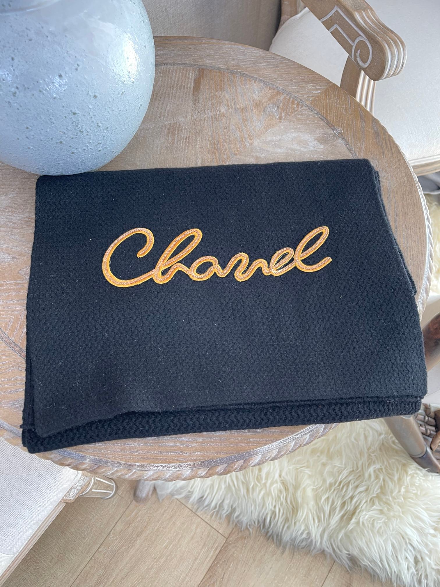 Новая коллекция Chanel осень/зима - Кашемировый шарф, расшитый пайетками, очень теплый.