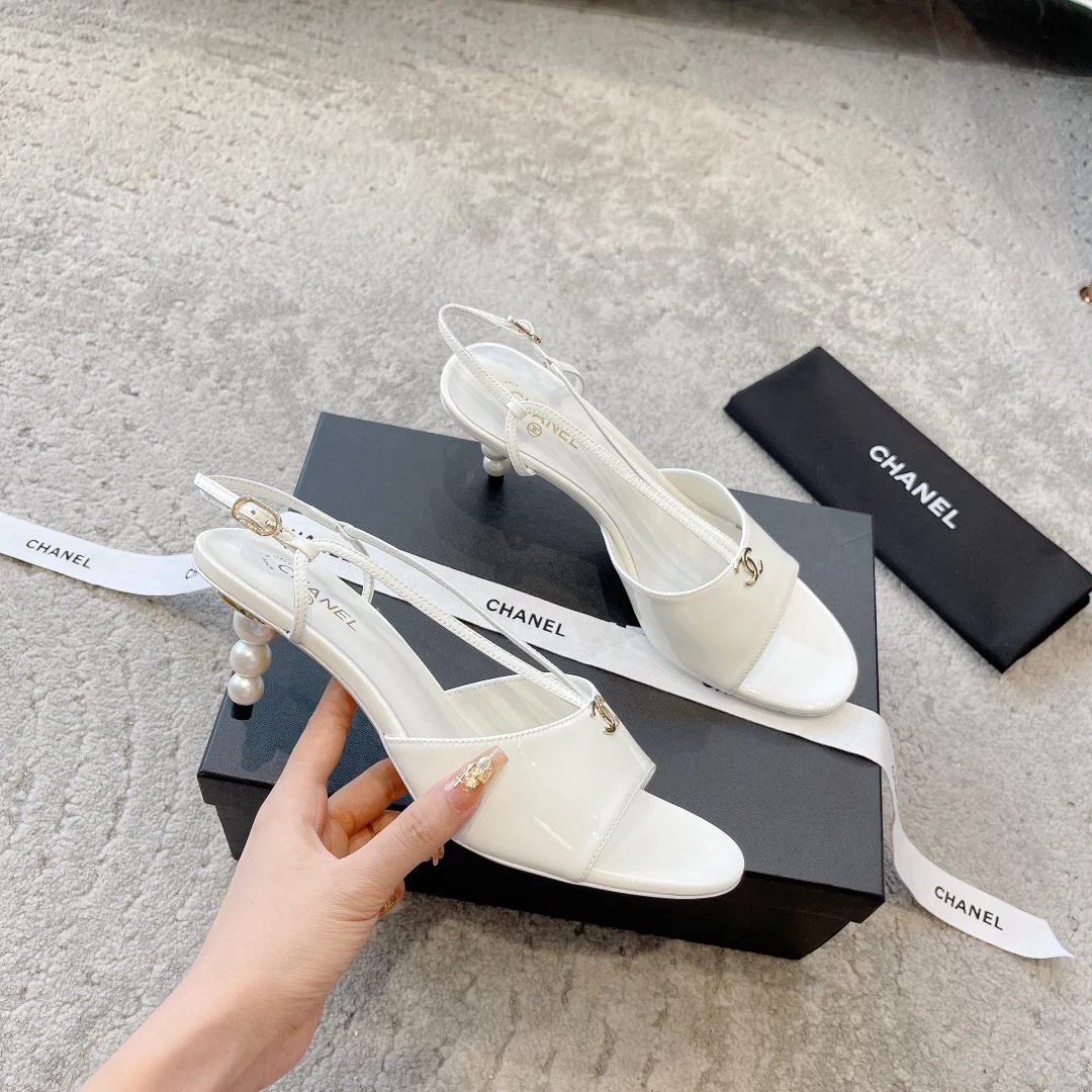 Новинка сезона весна/лето 2023 от Chanel - Босоножки на среднем каблуке с жемчужным верхом - Белые