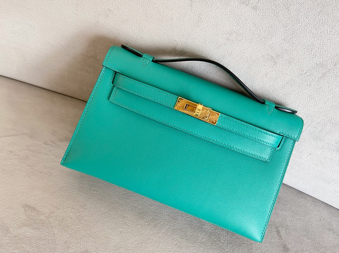 Мини-сумка Hermes Kelly 1-го поколения, 22 см, из кожи Swift, модель U1 Verona, зеленого цвета с золотой фурнитурой.