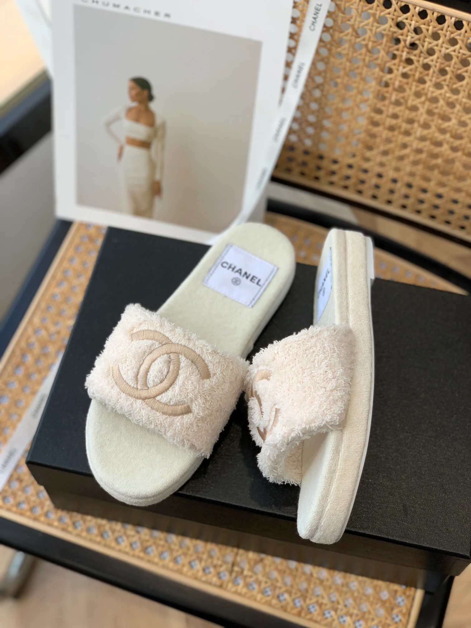 Коллекция Chanel осень/зима 2022 — тапочки из махровой ткани