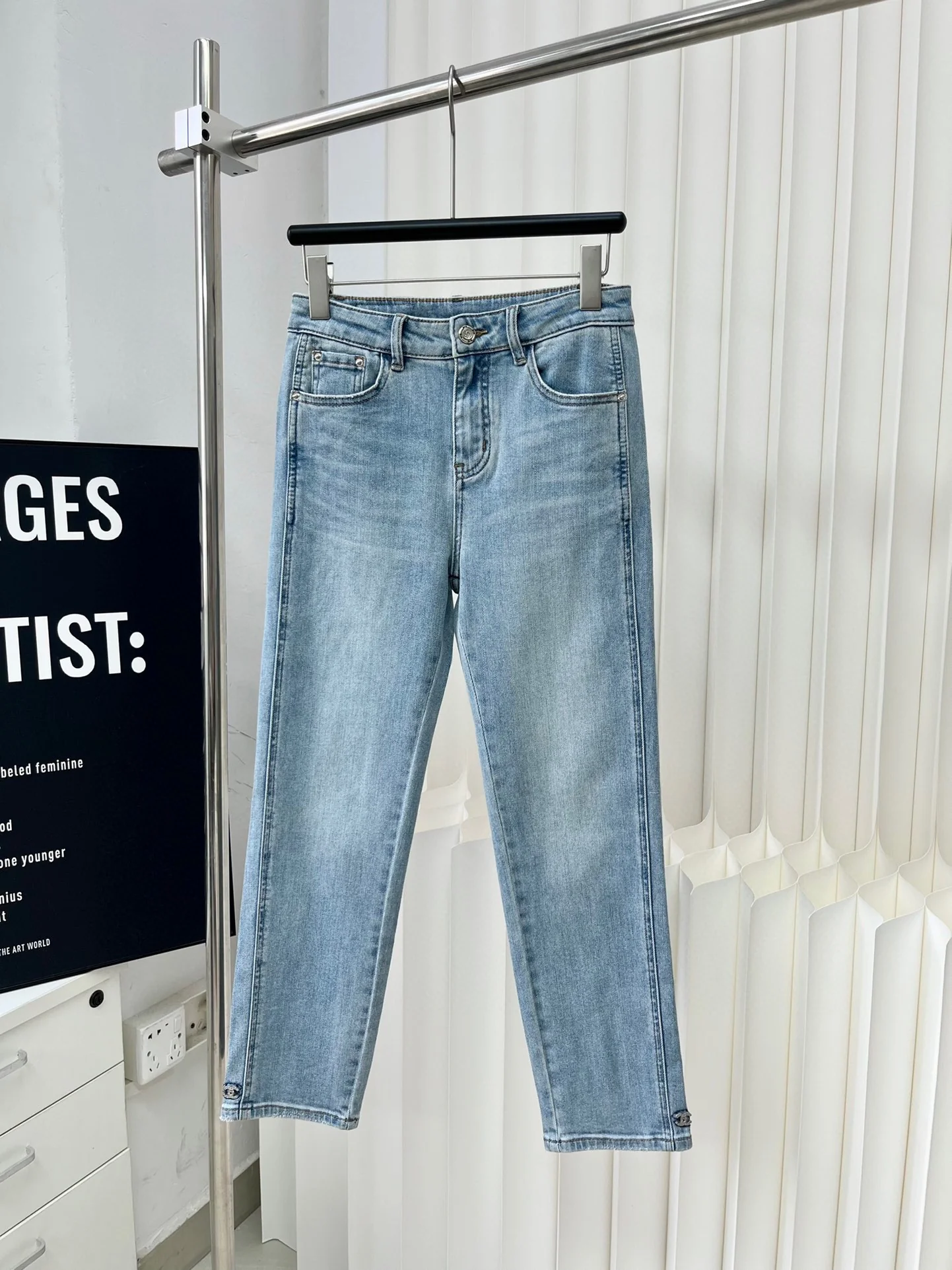 24 Классические винтажные джинсы зауженного кроя