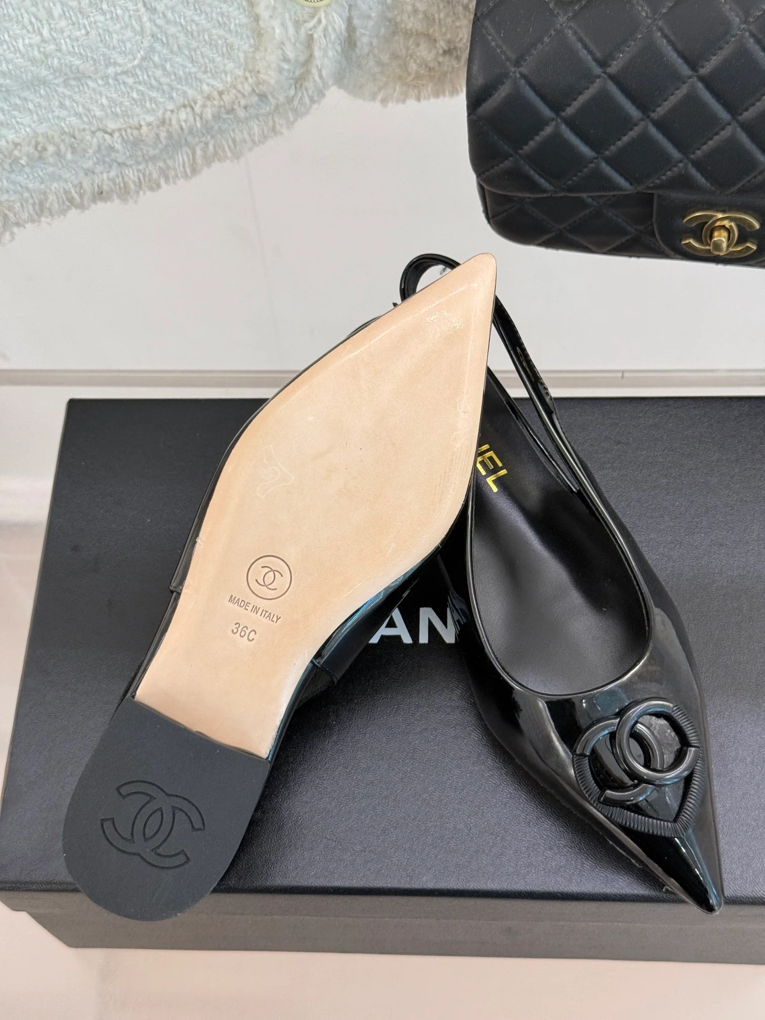 Сандалии Chanel 2024 с острым носком в форме сердца на низком каблуке - Черные - 1