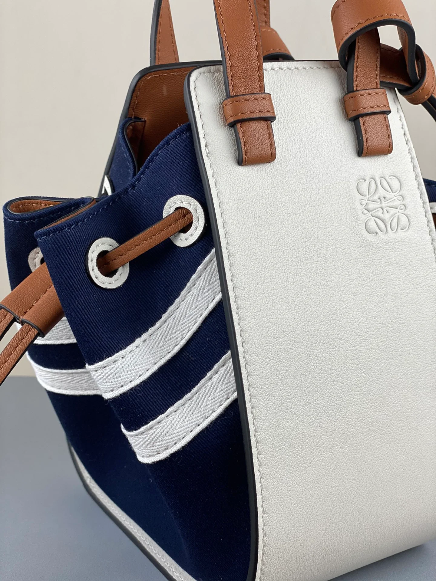 Сумка-гамак Loewe Mini из телячьей кожи